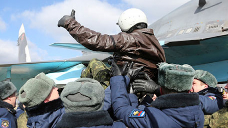 Русия посрещна като герои пилотите си от Сирия (СНИМКИ)