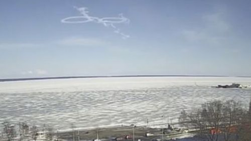 Мистерия: НЛО ли рисува в небето на Русия? (ВИДЕО)