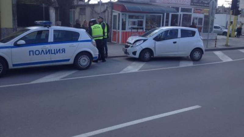 Шевролет се наниза в автобус на градския транспорт във Варна (СНИМКИ)