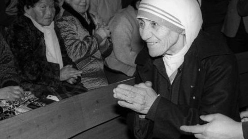 Светица! Ватиканът реши да канонизира Майка Тереза 