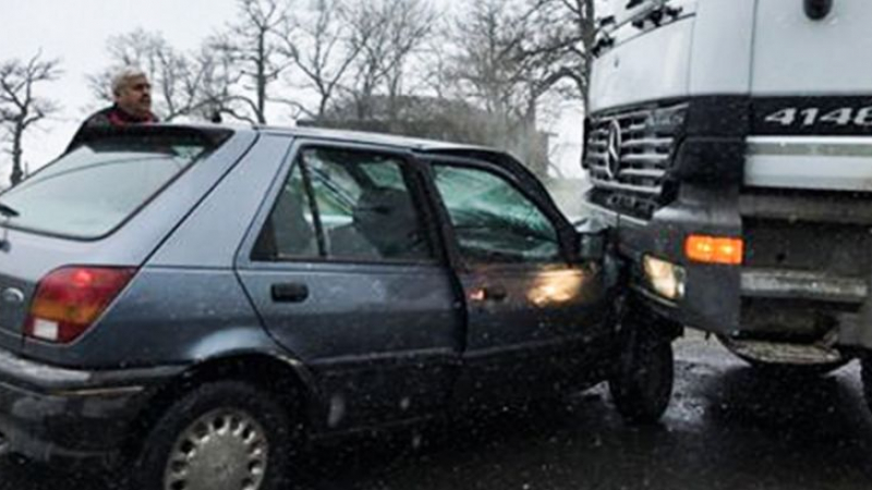 Челен удар на пътя Варна-Бургас, лека кола нацели камион