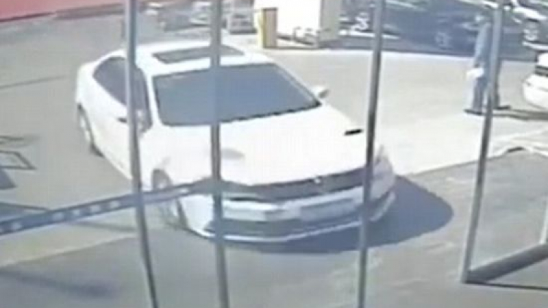 Бесен китаец влетя с колата си в автосалон (ВИДЕО) 