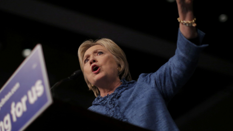 Изненада: Велик дракон на Ку Клукс Клан удари рамо на Хилари Клинтън 