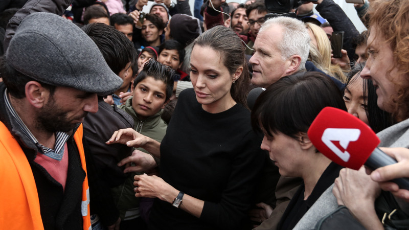 Пирея: Бежанци изнервиха Анджелина, за малко да я стъпчат (ВИДЕО)