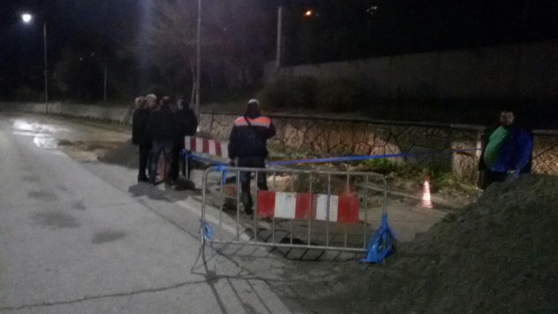 Първо в БЛИЦ: Голяма авария блокира пътя Златните - Варна! (СНИМКИ)