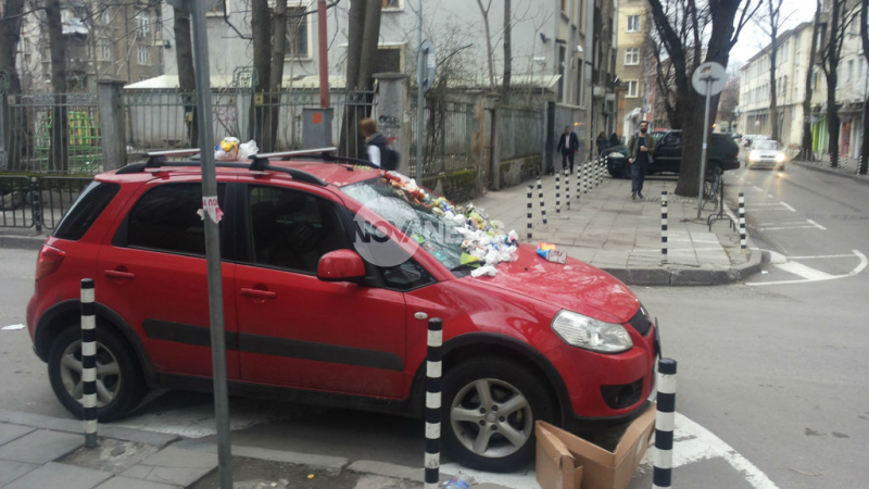 Отмъщение: Пешеходци засипаха кола с отпадъци (СНИМКИ)