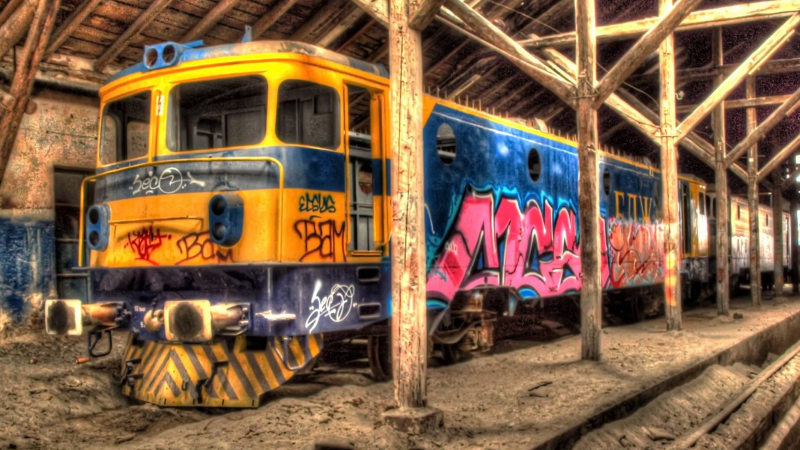 Безхаберие за 30 000 лева - графитъри унищожиха току-що реновиран локомотив (СНИМКА)