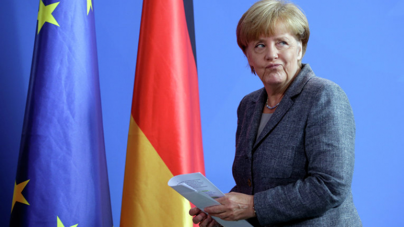 Немски политик сравни Меркел с пианиста от „Титаник”  
