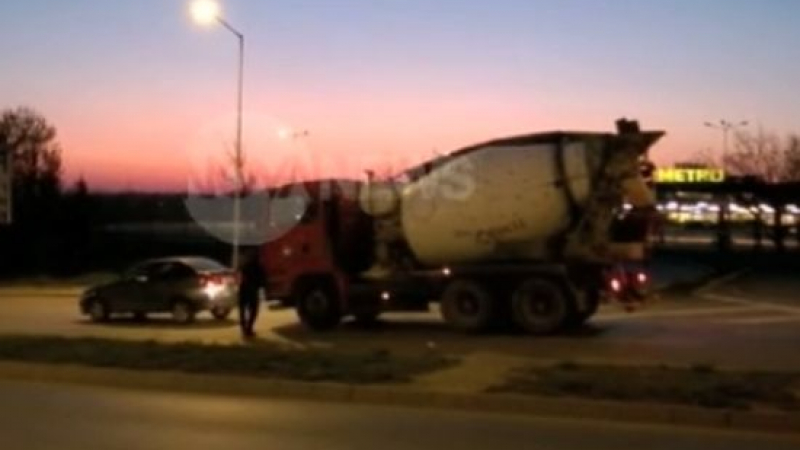 Пак насилие на пътя: Шофьор на кола влезе в юмручна схватка с водач на бетоновоз (ВИДЕО)
