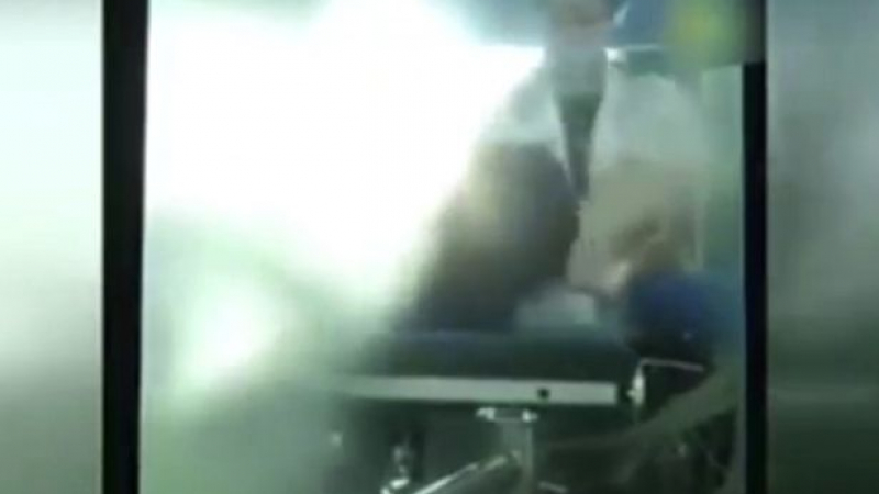 Ужасяващо: Хирург преби пациентка на операционната маса (ВИДЕО)