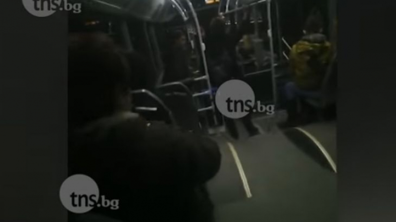 Екшън в Пловдив: Викове и крясъци разтресоха градски рейс заради смачкани 2 лв. (ВИДЕО)