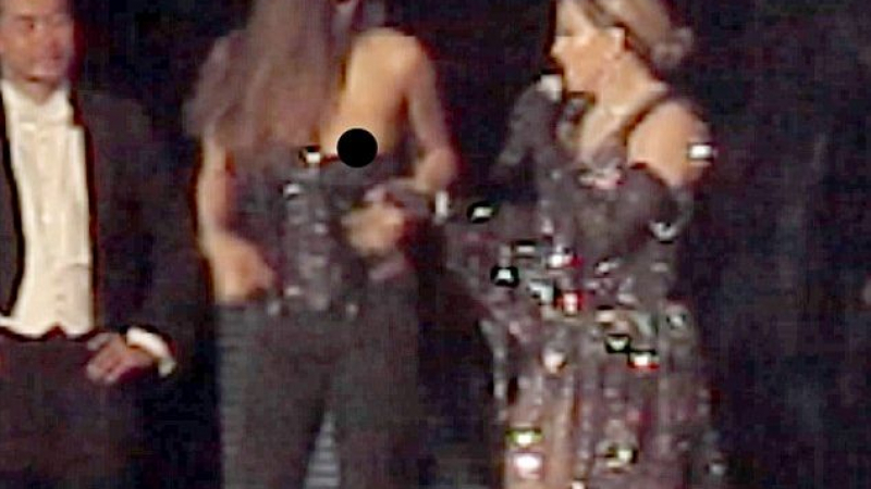 Мадона изтрещя: Тормози сексуално своя фенка на сцената (ВИДЕО)