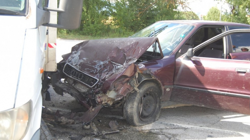 Тежка верижна катастрофа на Околовръстното, два ТИР-а и кола се удариха