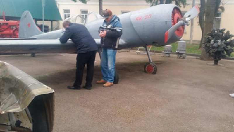 Пиян и въоръжен украински военен &quot;завладял&quot; самолет в музей, искал да излети с него 