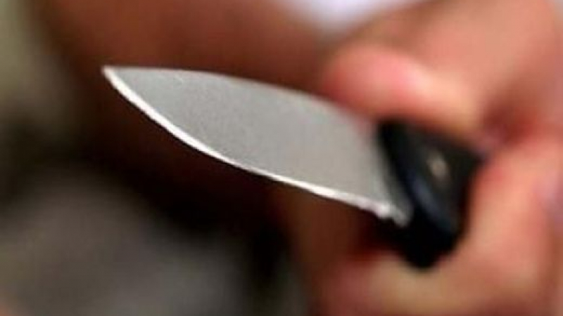 Баща нахлу в училище в Добрич, заби нож в катедрата на учител