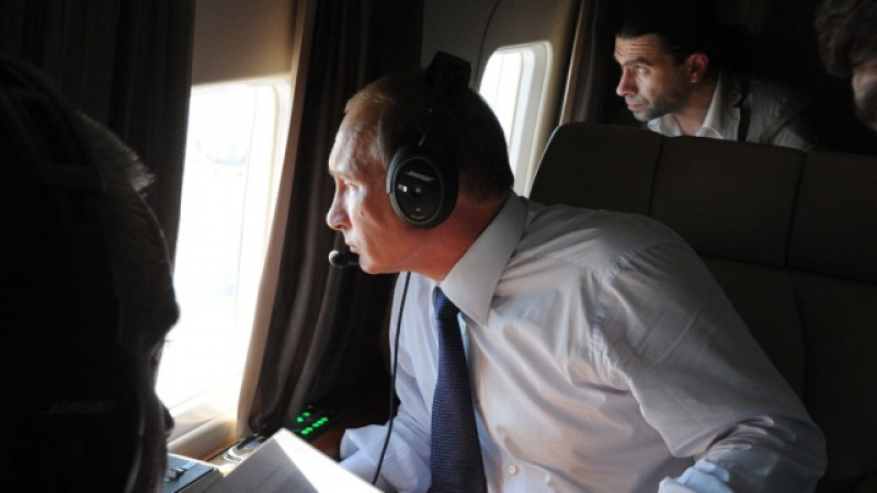 Путин инспектира с хеликоптер изграждането на моста към Крим в Керченския проток (ВИДЕО)