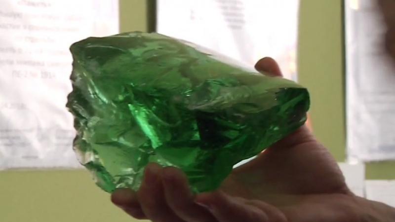 Учени броят 3 милиона долара на учителка за зелен камък, тя не го дава заради голяма тайна (ВИДЕО)