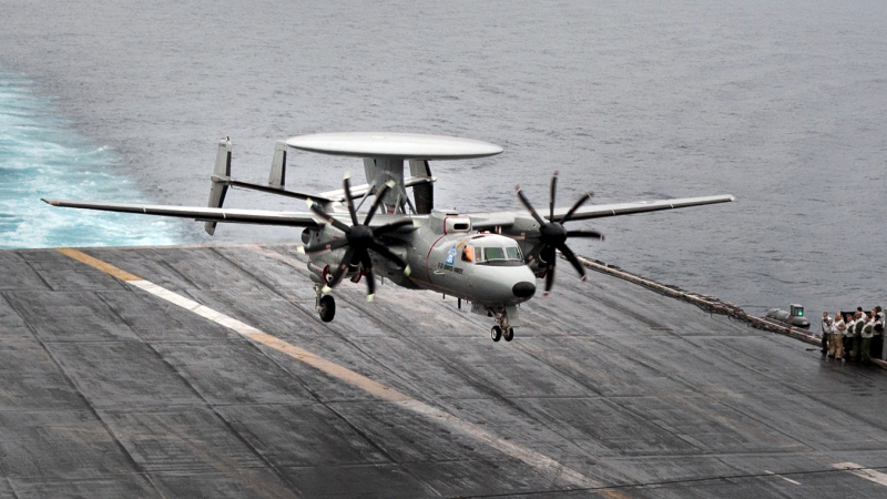 Американски моряци пострадали при кацане на  Е-2С Hawkeye на самолетоносач 