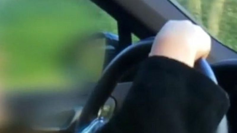 Шокиращо ВИДЕО: 9-годишен кара бясно „Порше”, а баща му казва да натисне педала 