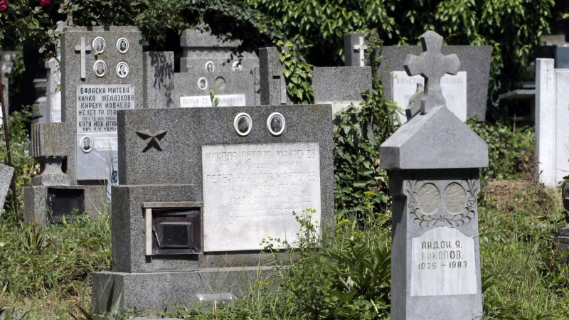 Трилър: Мъртвец от Лом „прати” SMS и разкри кражба от гроб