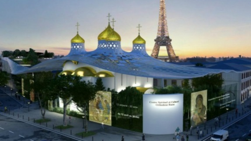 Огромен златен купол грейна върху Руската катедрала в Париж (ВИДЕО)
