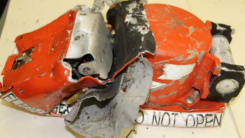 Двете „черни кутии” на катастрофиралия  Boeing 737-800 са сплескани, трудно се стига до паметта им 