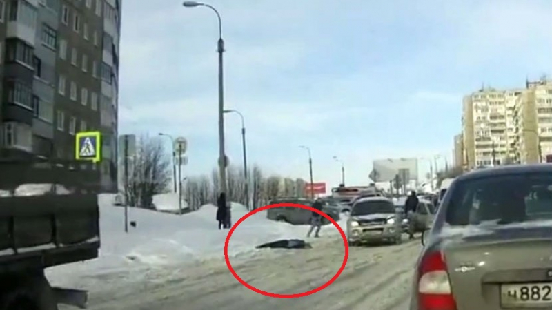 Пешеходец бе пребит с лопата, защото направил забележка на шофьор (ВИДЕО)