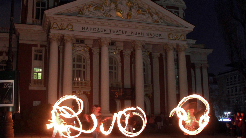 Красота: Огнен спектакъл пред Народния театър (СНИМКИ)
