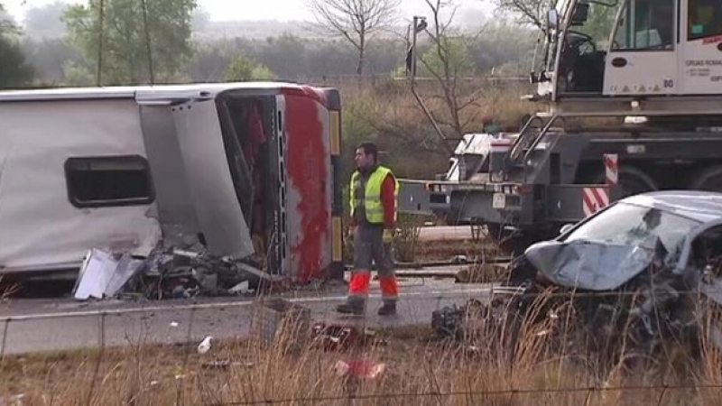 Ужас в Испания: 14 студенти загинаха, след като автобусът им с сблъска с кола (ВИДЕО)
