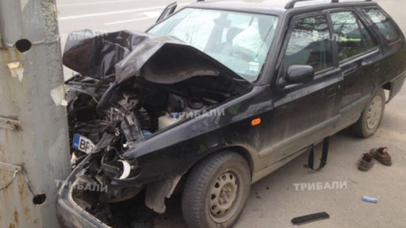 Трагедия! Почина възрастният шофьор, който се удари в стълб на прав и широк път във Враца