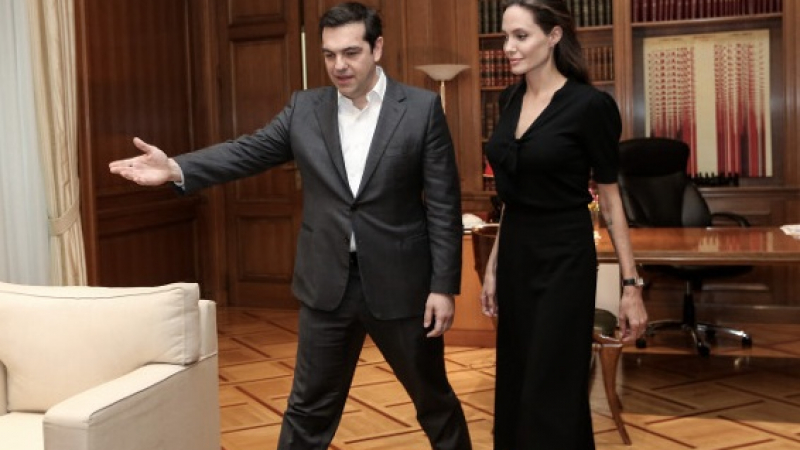 Така се прави туризъм: Анджелина Джоли се предложи на Ципрас