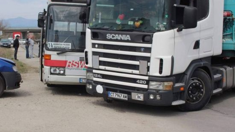 Нов ужас на пътя: Камион се заби в рейс с деца (СНИМКА)