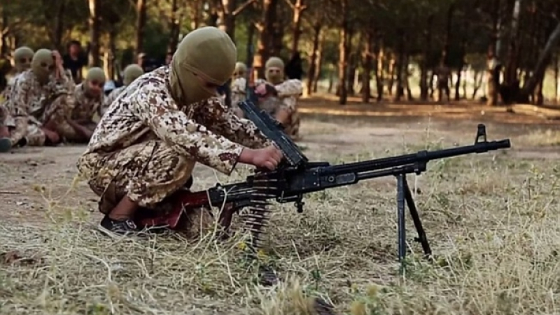 Дете, отвлечено от &quot;Ислямска държава&quot;: Учеха ме как да стрелям и режа глави