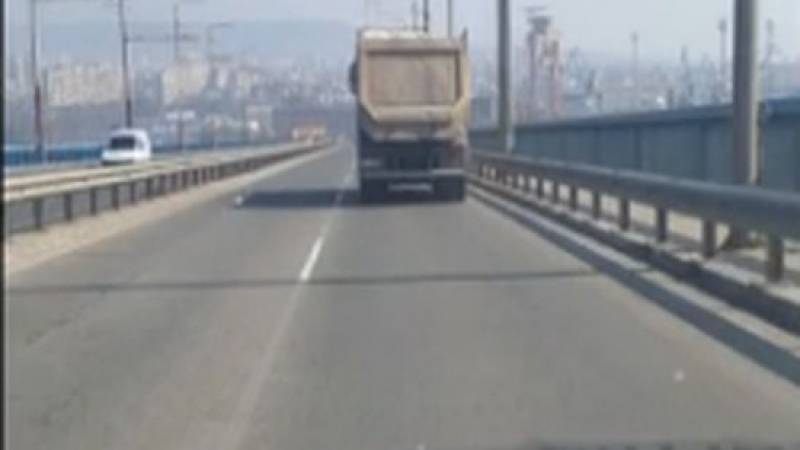 Пълна лудост във Варна! 20-тонен камион лети с над 100 км/ч по Аспаруховия мост (ВИДЕО)