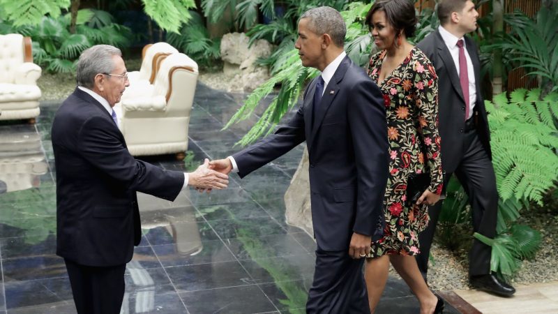 Барак Обама проведе „прям и откровен“ разговор с Раул Кастро