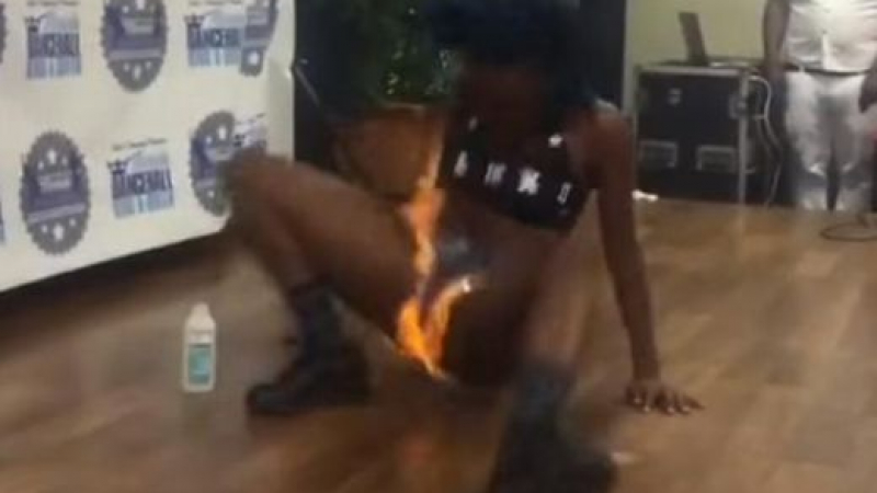 Шокиращо! Танцьорка си подпали вагината (ВИДЕО)