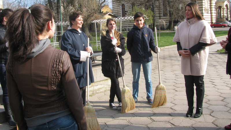 Ученици осиновиха и почистиха Мемориала на Одринци