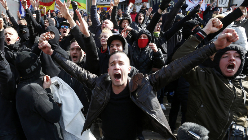 Напрежение в Брюксел! Националисти и футболни агитки излязоха по улиците въпреки забраната (СНИМКИ/ВИДЕО)