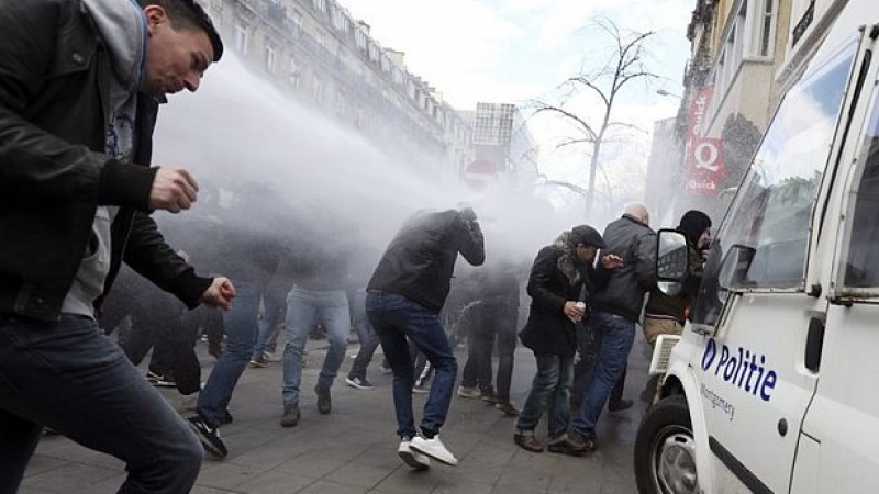Полицията в Брюксел разгони брутално футболни фенове, протестиращи срещу ислямистите