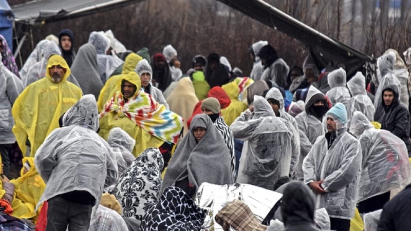 Бежанците от Идомени се готвят днес да нахлуят в Македония, София е предупредена