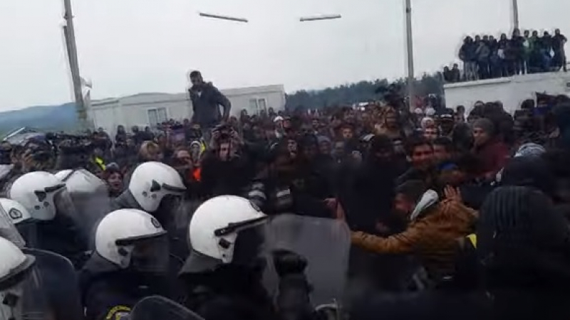 Бежанци се втурнаха обратно заради слухове за отваряне на границата (ВИДЕО)