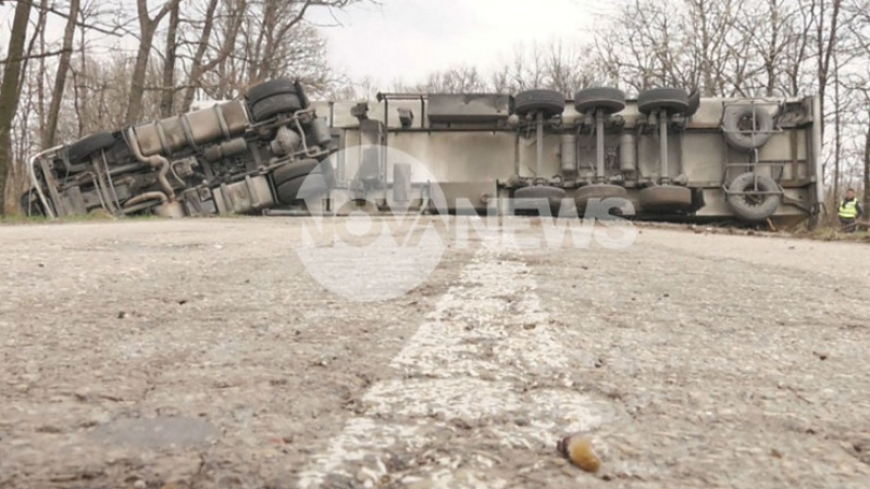Турчин заприщи пътя за Дунав мост-2 след зрелищен лупинг с камион (СНИМКИ)