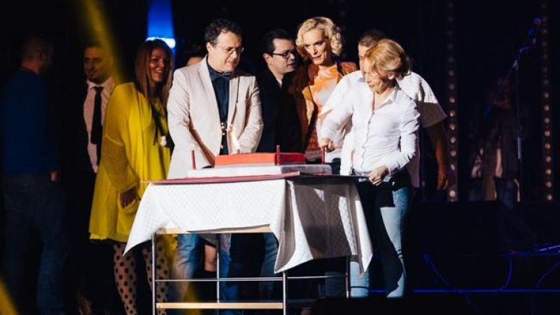 Само в БЛИЦ: Откраднаха тортата за купона на телевизия ММ в НДК (СНИМКИ)