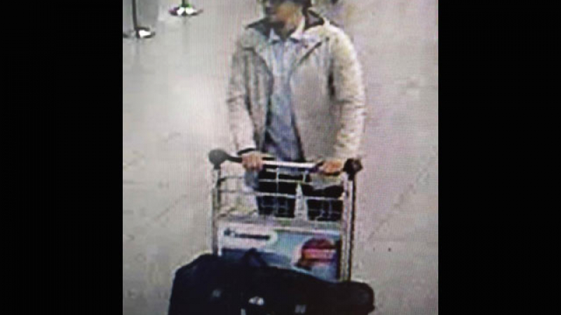Полицията в Белгия пак търси човека в бяло - ключовия заподозрян за атентатите!