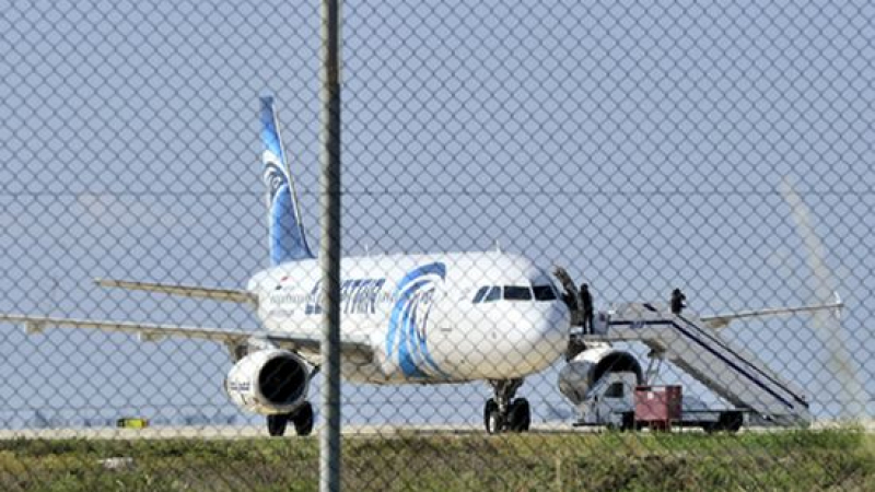 Мистерията с отвлечения египетски самолет се заплита   