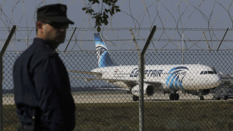 Заложническа драма в Кипър: Похитителите на самолета освободиха египтяните! (ВИДЕО)