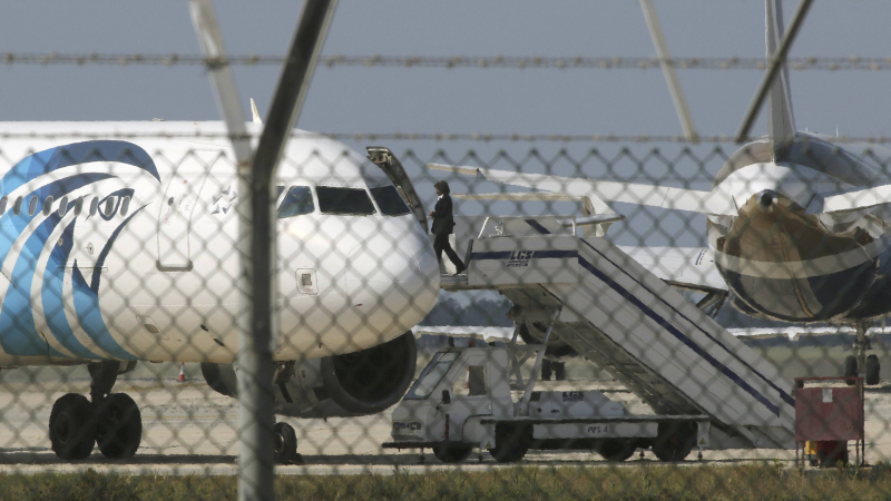 Разкриха похитителя на самолета в Кипър (ВИДЕО)