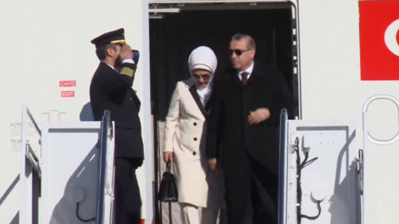 Ердоган посрещнат хладно в САЩ, слезе мрачен от самолета (ВИДЕО)