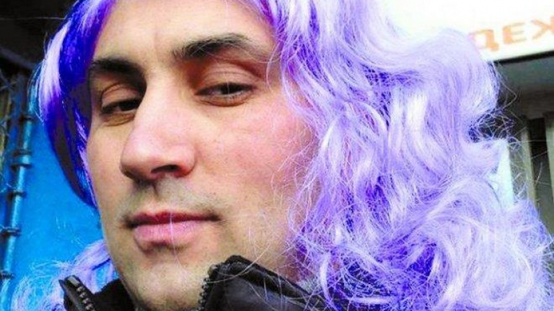 Лилавата перука подскача за паметник на Рейгън в София 