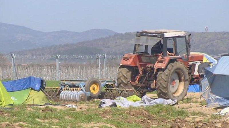 Гръцки фермер не издържа и изора палатките на бежанците с трактора си (ВИДЕО)  